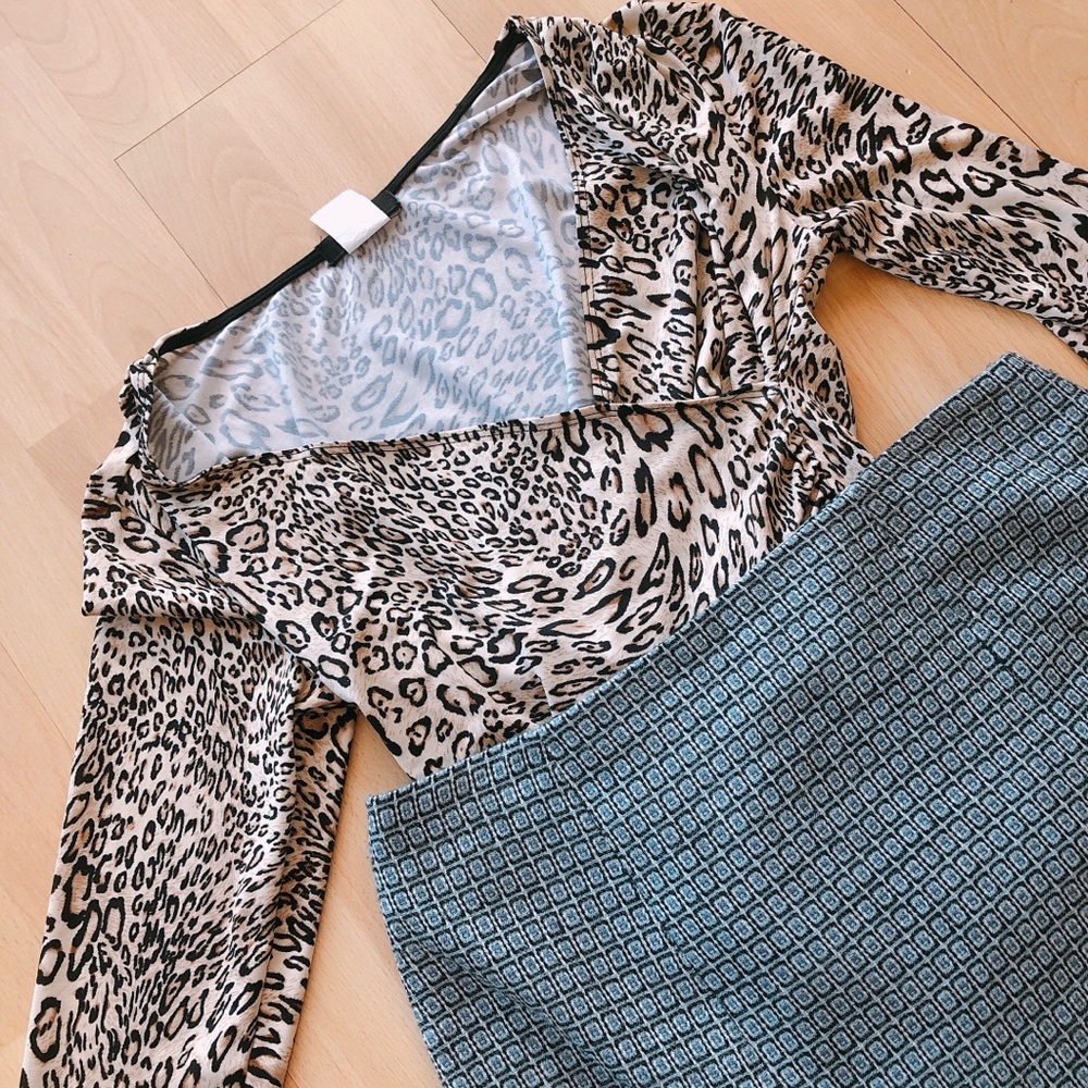 π ISCA Leopard Print Surplice Ruched Top π - Picture 11 of 13